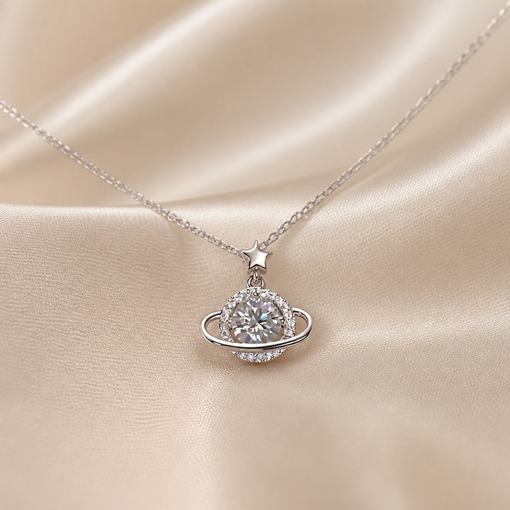 Collier raffiné avec pendentif en forme de planète en or blanc