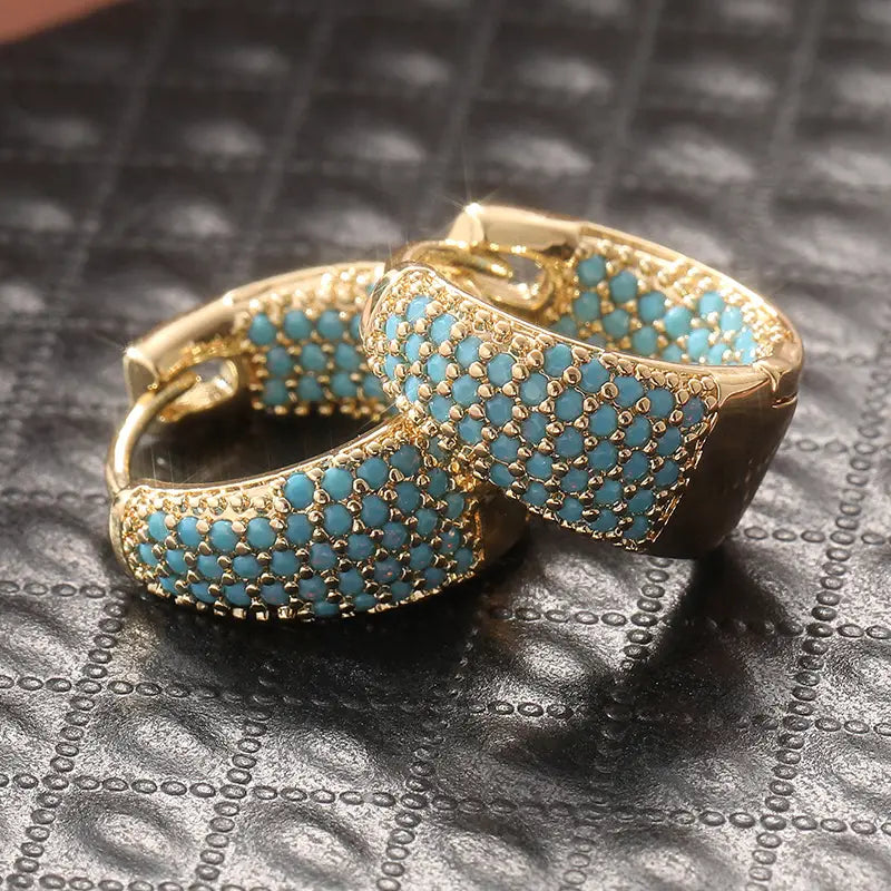 Boucles d'oreilles créoles élégantes en or avec des perles turquoise