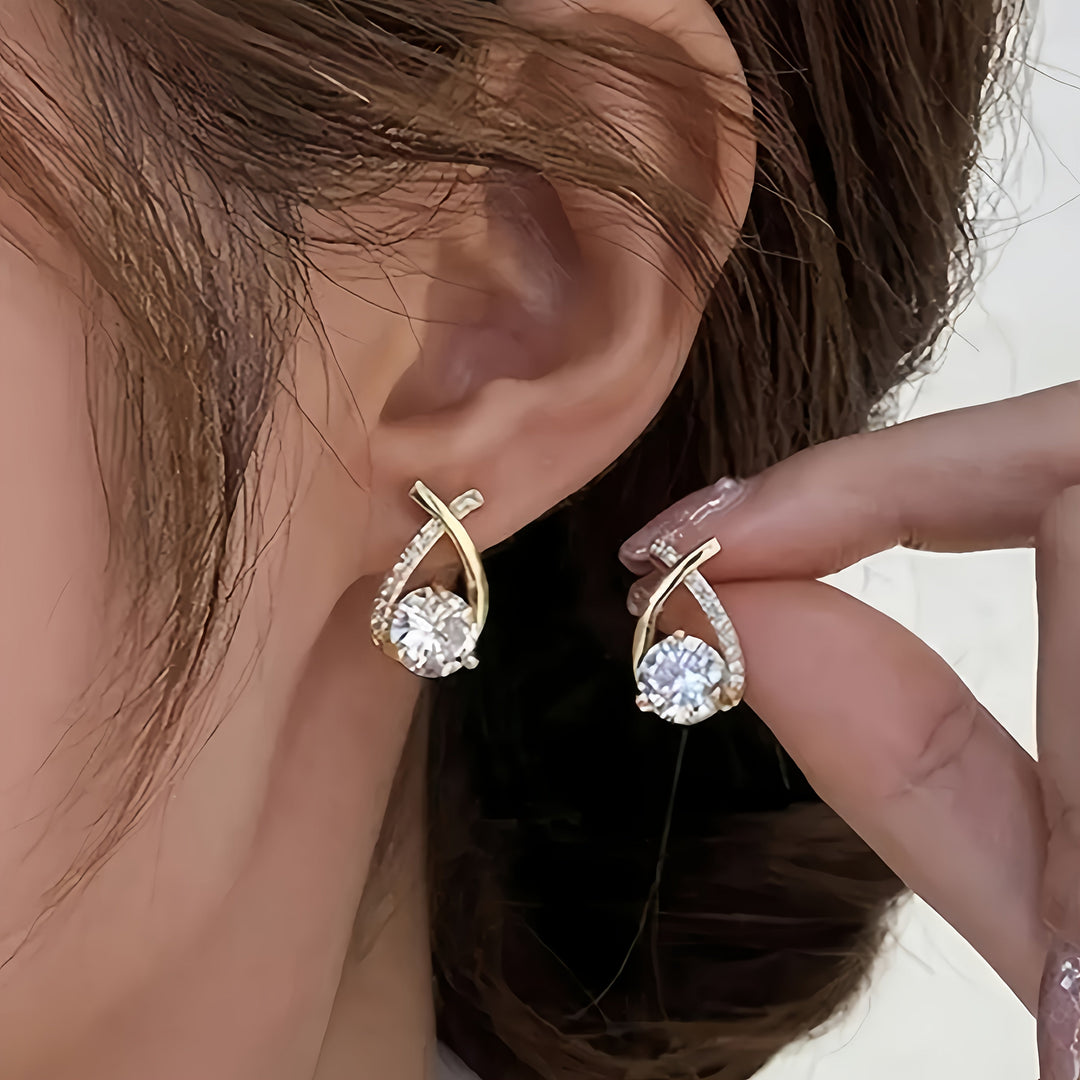 Boucles d'oreilles avec croix dorée et zirconium