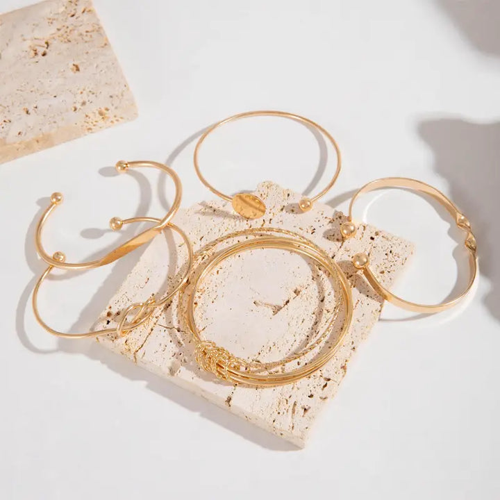 Ensemble de bracelets en or élégant, noué et sophistiqué