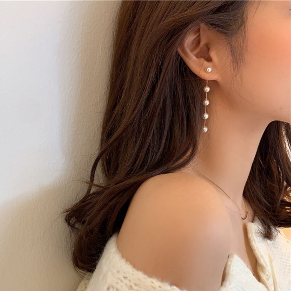 PAIRE DE BOUCLES D'OREILLES AVEC PERLES PENDANTES