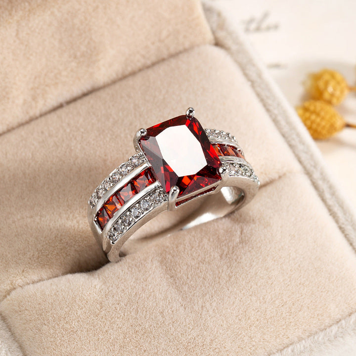 Bague en Argent avec Rubis au Design à Bande Divisée