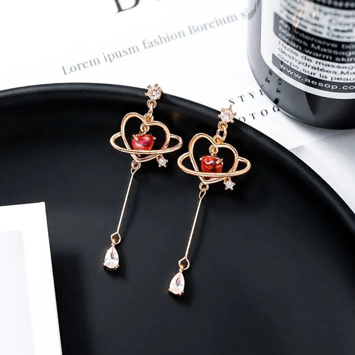 PAIRE DE BOUCLES D'OREILLES EN FIL ROUGE EN FORME DE CŒUR