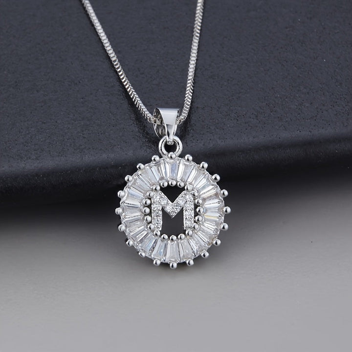 Collier en or blanc avec initiale "Z" et zirconiums