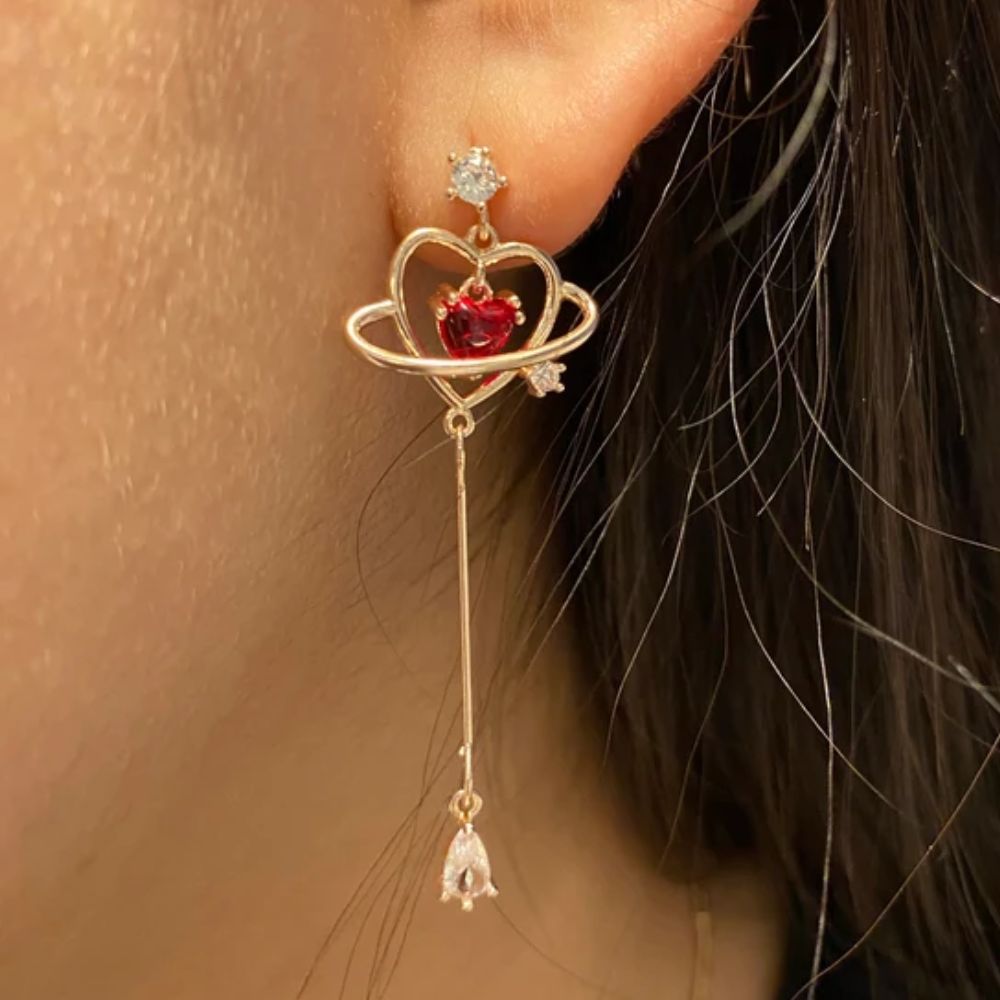 PAIRE DE BOUCLES D'OREILLES EN FIL ROUGE EN FORME DE CŒUR
