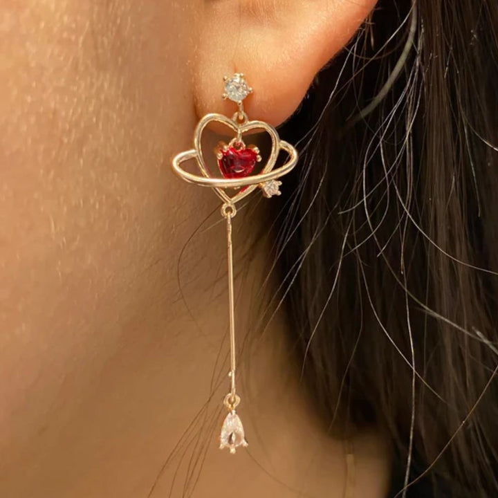 PAIRE DE BOUCLES D'OREILLES EN FIL ROUGE EN FORME DE CŒUR