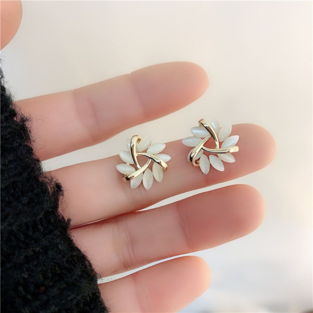 PAIRE DE BOUCLES D'OREILLES OPAL EN FORME DE PÉTAL