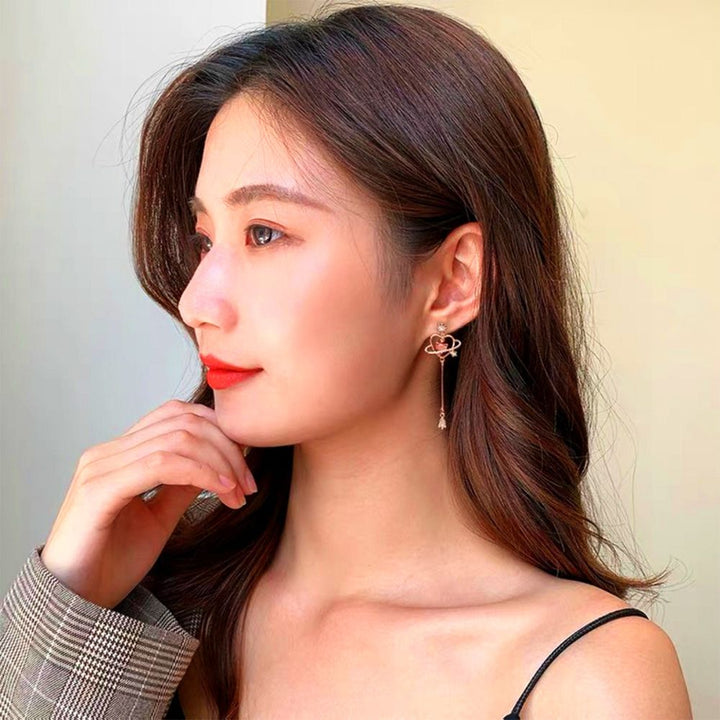 PAIRE DE BOUCLES D'OREILLES EN FIL ROUGE EN FORME DE CŒUR