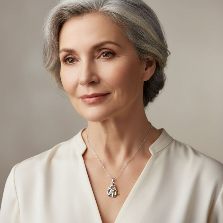 Olivia™ - Collier avec pendentif en forme de chien" can be rewritten as:

"Olivia™ - Collier orné d'un pendentif en forme de chien