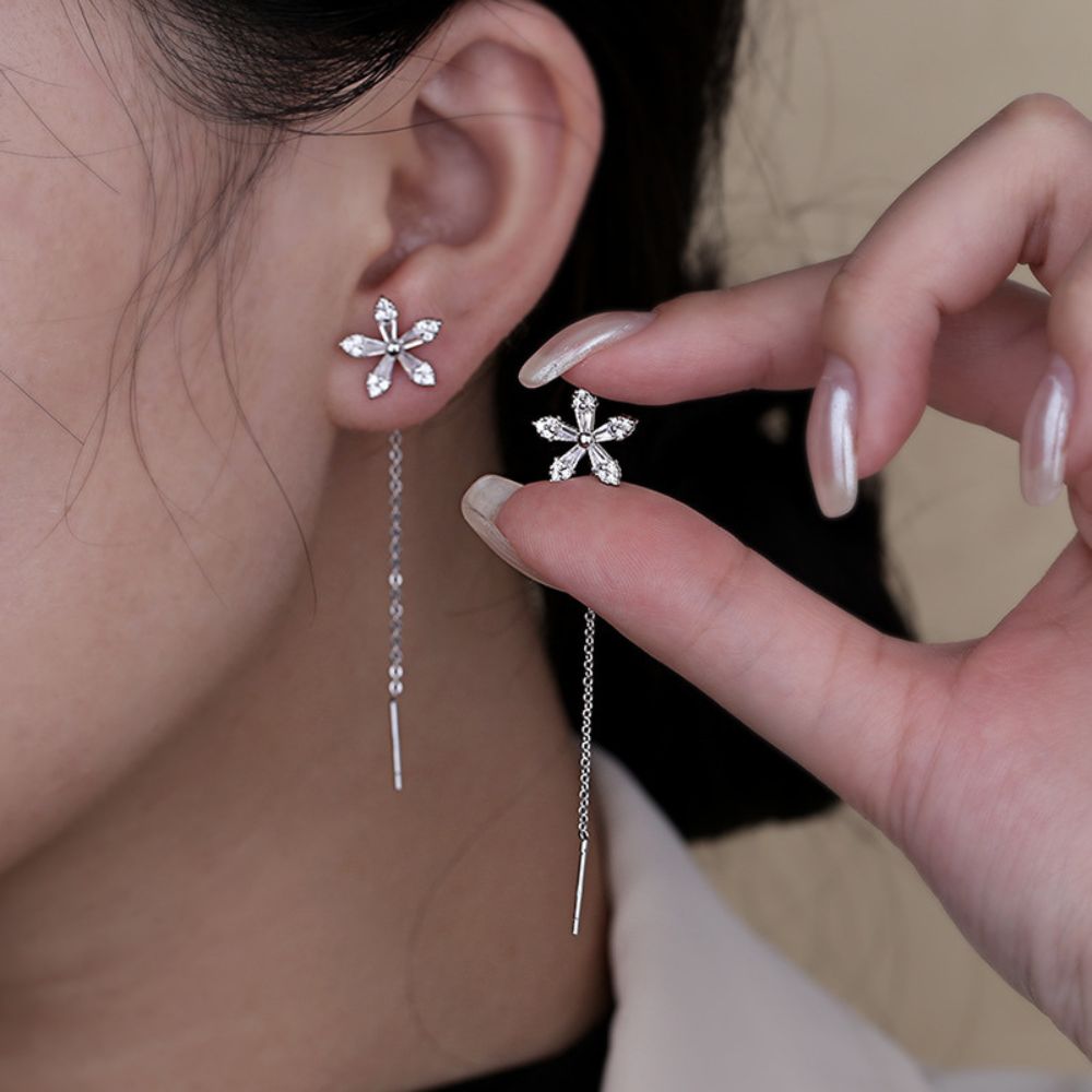 PAIRE DE BOUCLES D'OREILLES EN FIL FLEUR AVEC DIAMANTS