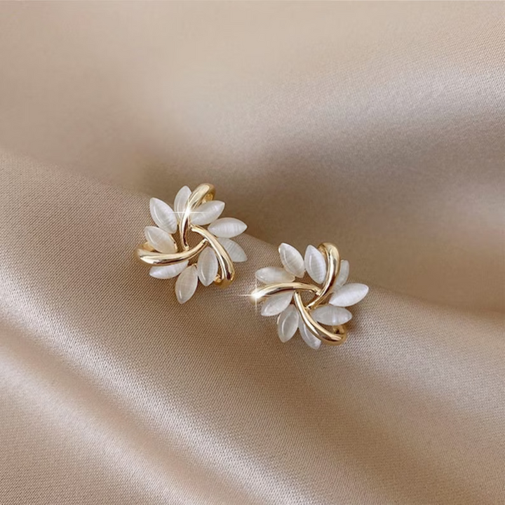 PAIRE DE BOUCLES D'OREILLES OPAL EN FORME DE PÉTAL