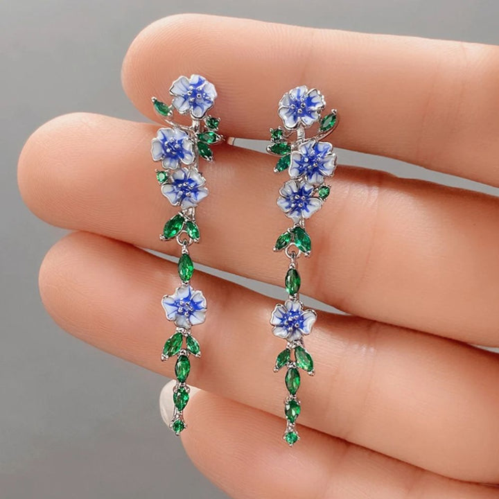 PAIRE DE BOUCLES D'OREILLES EN CHAÎNE AVEC FLEUR BLEUE
