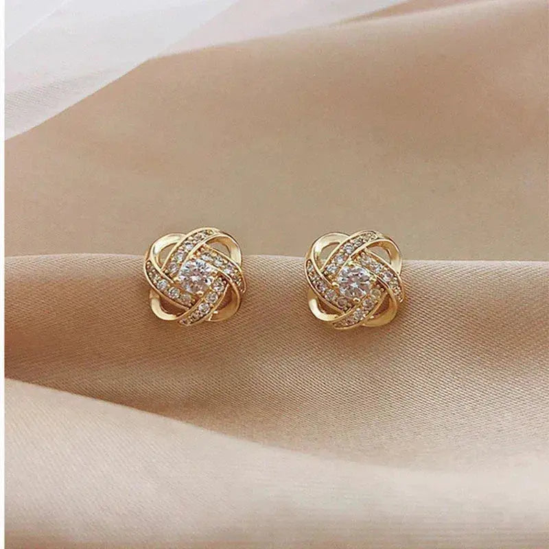 Boucles d'oreilles en spirale dorées avec des cristaux