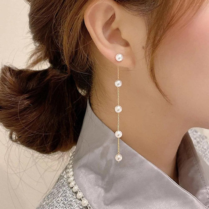 PAIRE DE BOUCLES D'OREILLES AVEC PERLES PENDANTES