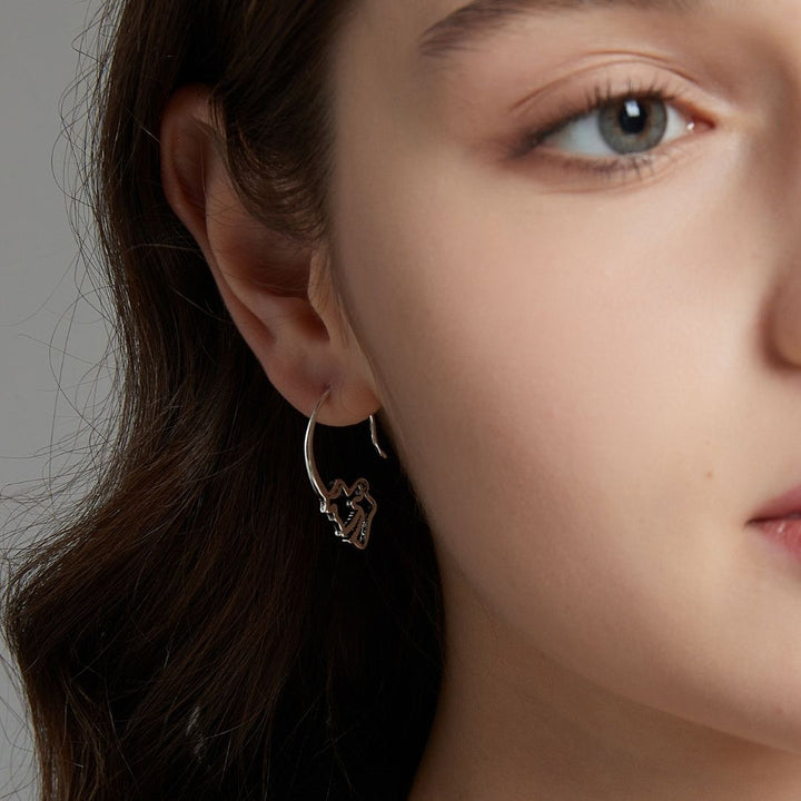 PAIRE DE BOUCLES D'OREILLES EN ARGENT EN FORME DE CRÂNE
