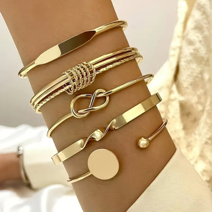 Ensemble de bracelets en or élégant, noué et sophistiqué
