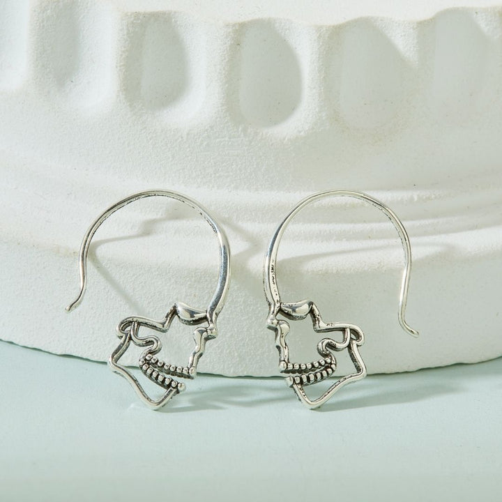 PAIRE DE BOUCLES D'OREILLES EN ARGENT EN FORME DE CRÂNE