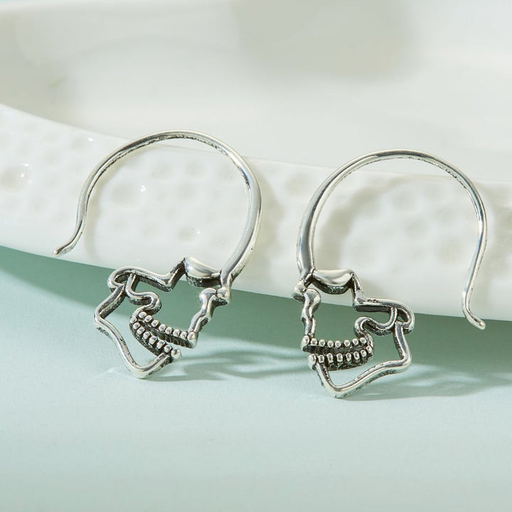 PAIRE DE BOUCLES D'OREILLES EN ARGENT EN FORME DE CRÂNE
