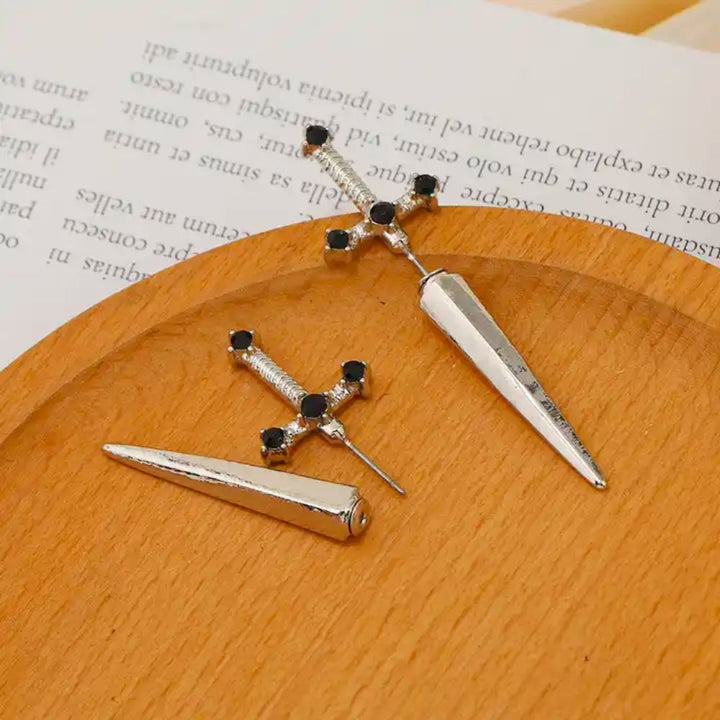 PAIRE DE BOUCLES D'OREILLES GOTHIQUES EN FORME D'ÉPÉE