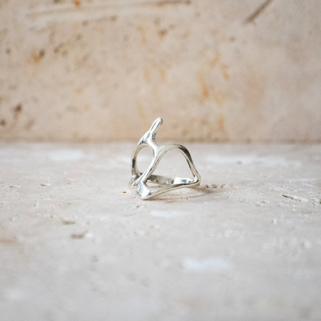 Bague en argent organique avec forme tribale – Fait main