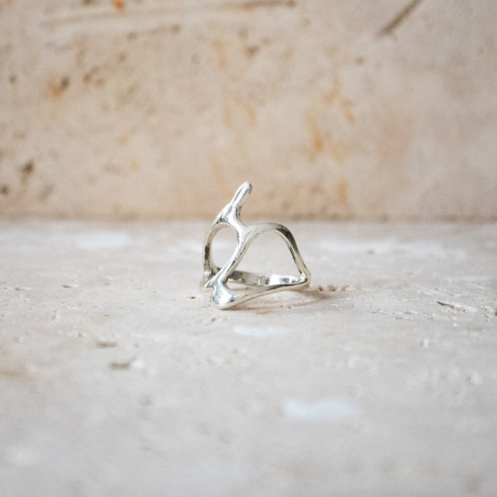 Bague en argent organique avec forme tribale – Fait main