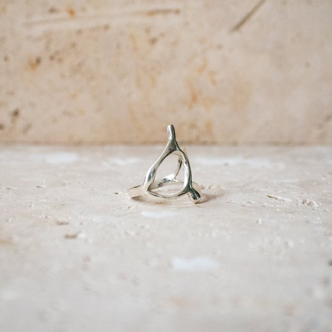 Bague en argent organique avec forme tribale – Fait main