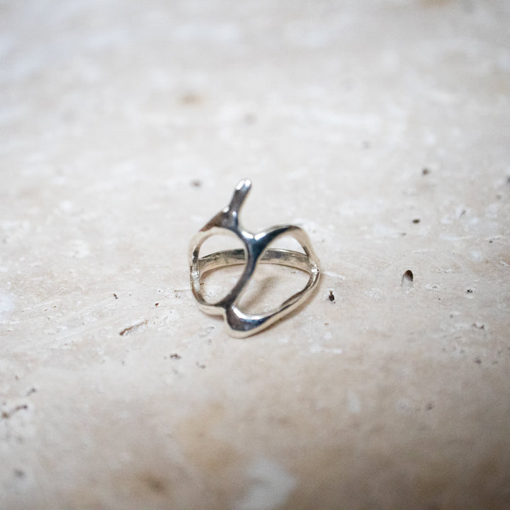 Bague en argent organique avec forme tribale – Fait main