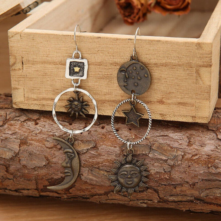 PAIRE DE BOUCLES D'OREILLES SOLEIL ET LUNE