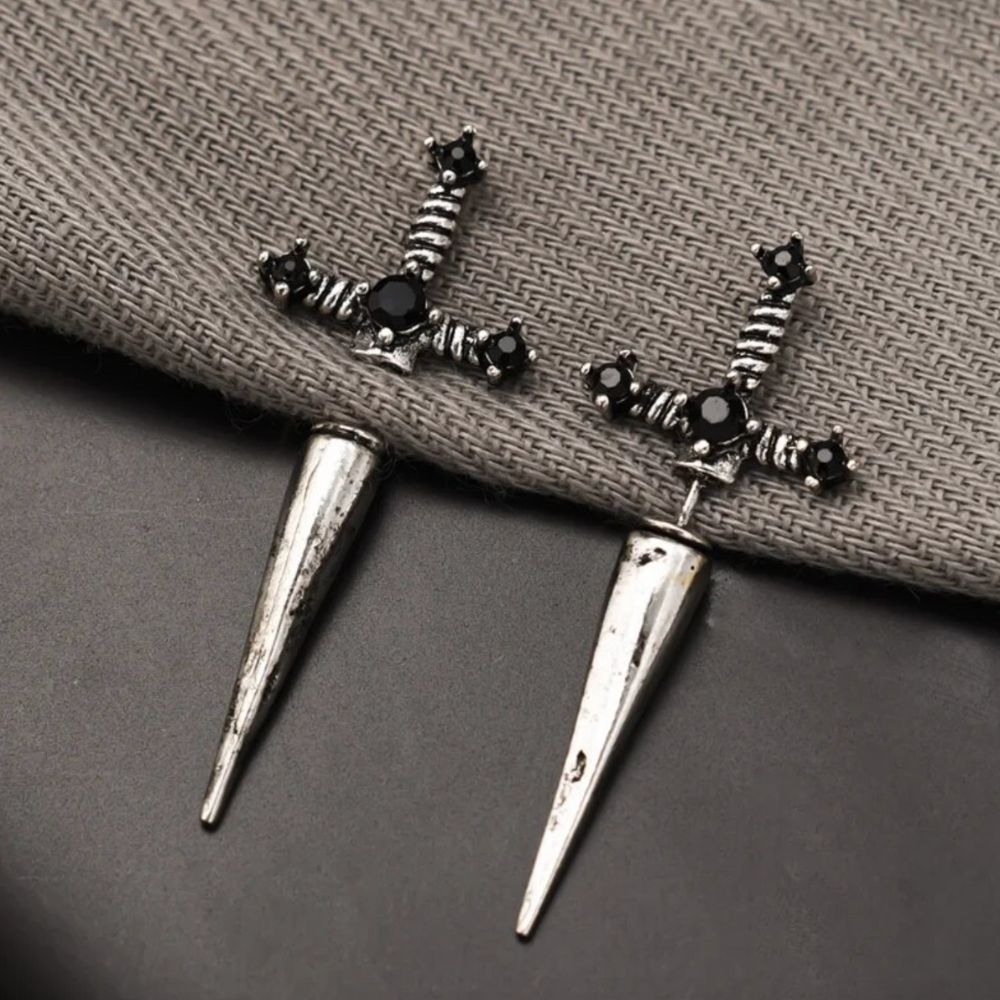 PAIRE DE BOUCLES D'OREILLES GOTHIQUES EN FORME D'ÉPÉE