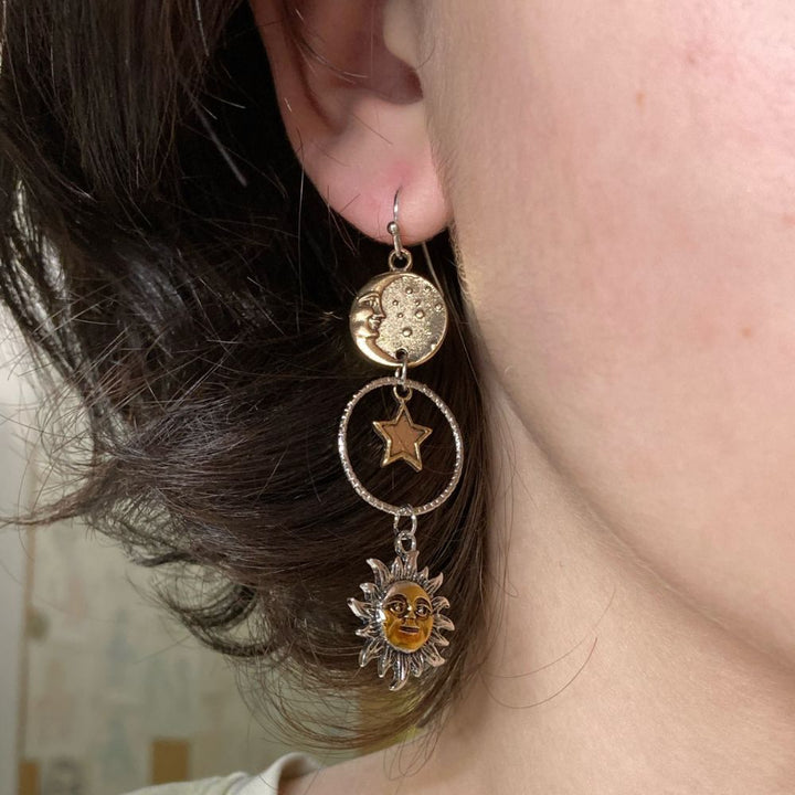 PAIRE DE BOUCLES D'OREILLES SOLEIL ET LUNE