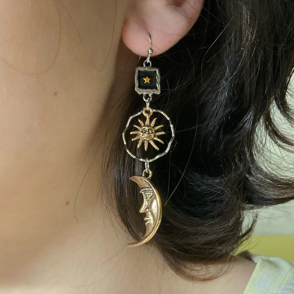 PAIRE DE BOUCLES D'OREILLES SOLEIL ET LUNE