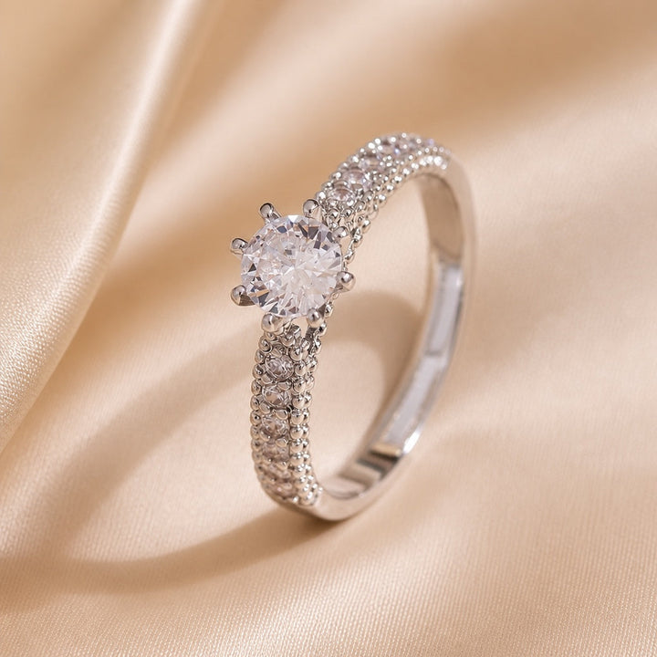 Bague essentielle en or blanc avec zirconia incrustée