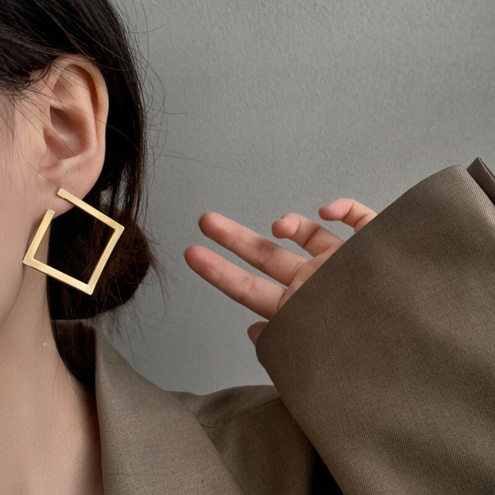 PAIRE DE BOUCLES D'OREILLES EN CERCLE CARRE