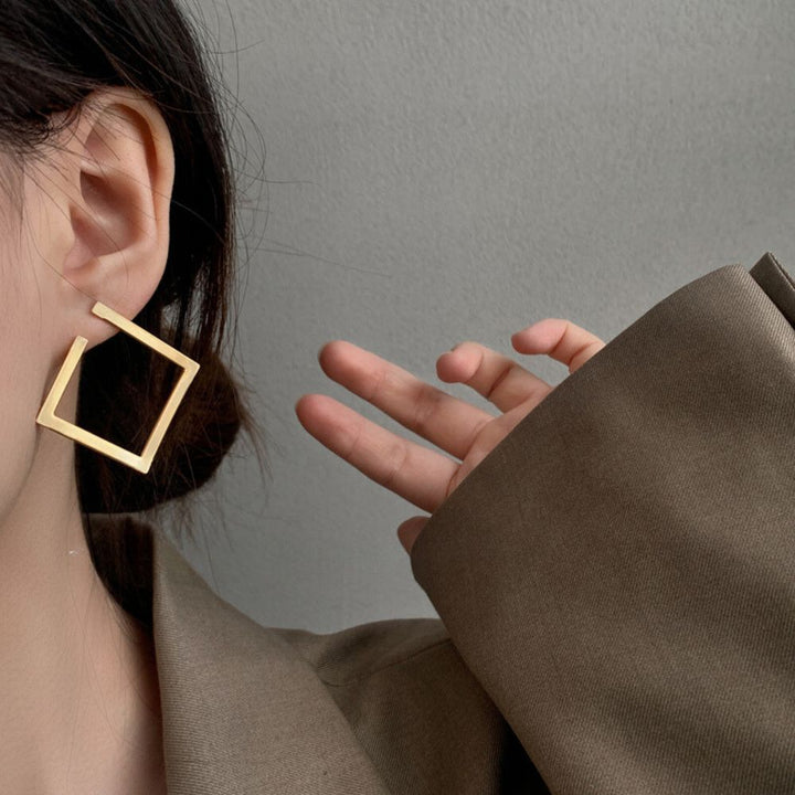 PAIRE DE BOUCLES D'OREILLES EN CERCLE CARRE