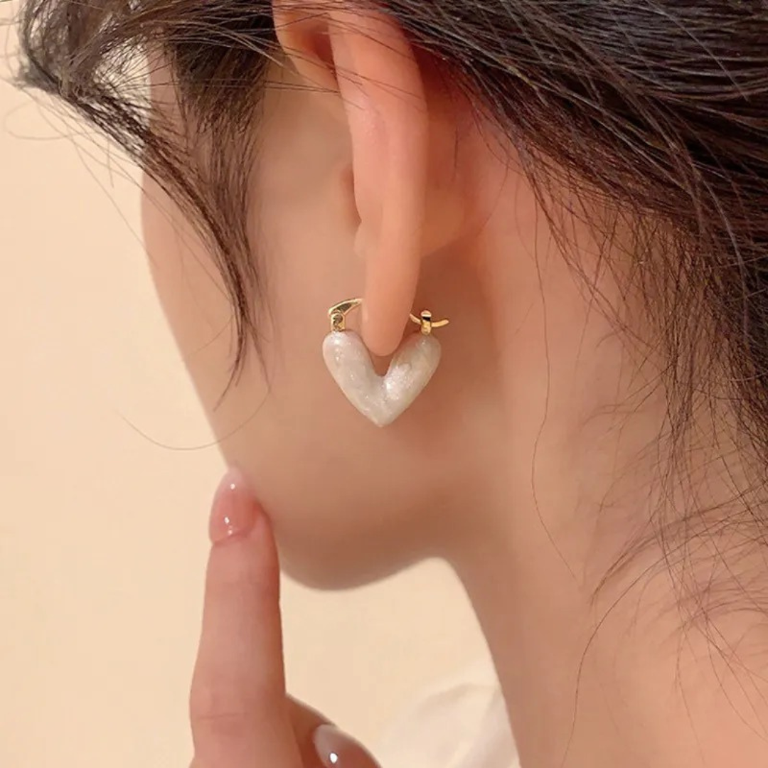 PAIRE DE BOUCLES D'OREILLES EN PERLE BLANCHE EN FORME DE CŒUR