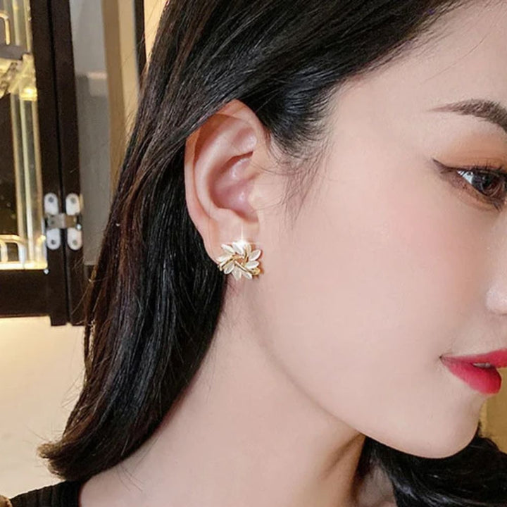 PAIRE DE BOUCLES D'OREILLES OPAL EN FORME DE PÉTAL