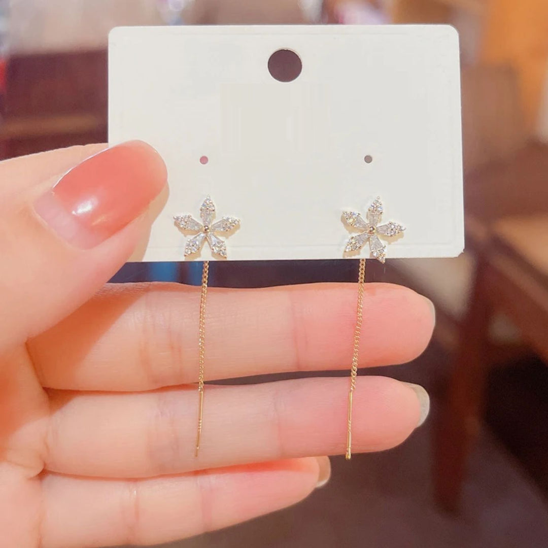PAIRE DE BOUCLES D'OREILLES EN FIL FLEUR AVEC DIAMANTS