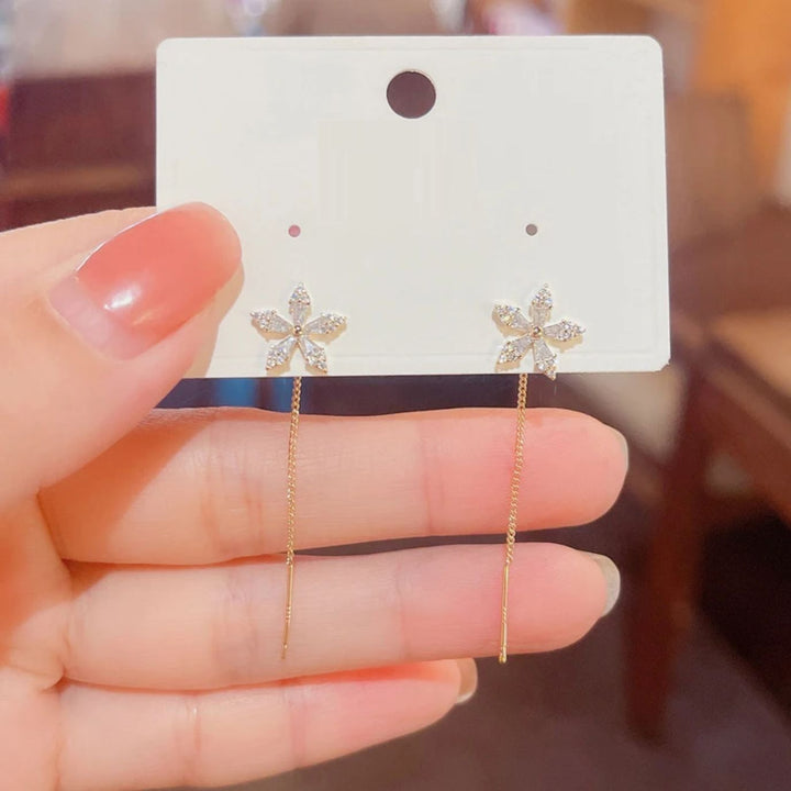PAIRE DE BOUCLES D'OREILLES EN FIL FLEUR AVEC DIAMANTS