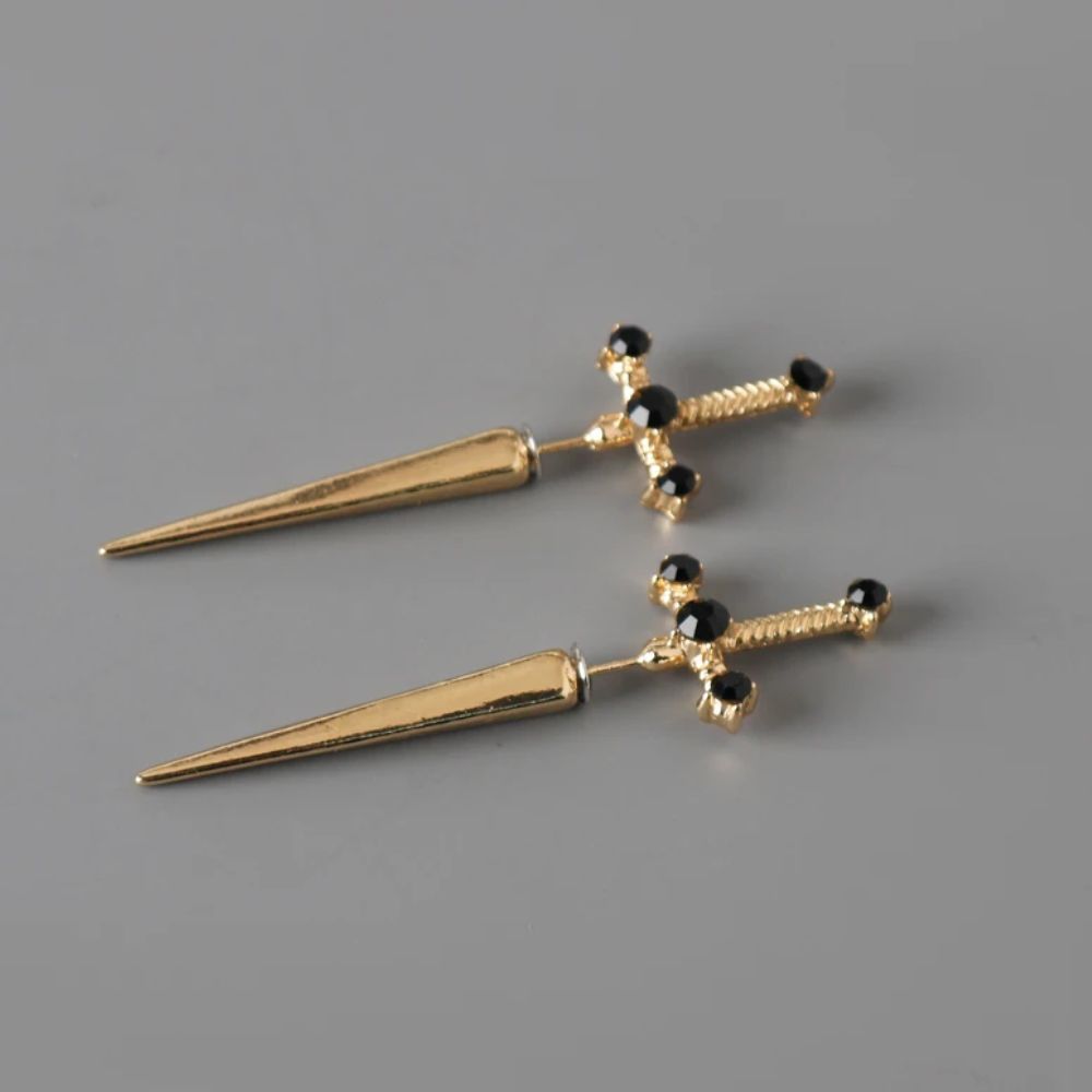 PAIRE DE BOUCLES D'OREILLES GOTHIQUES EN FORME D'ÉPÉE