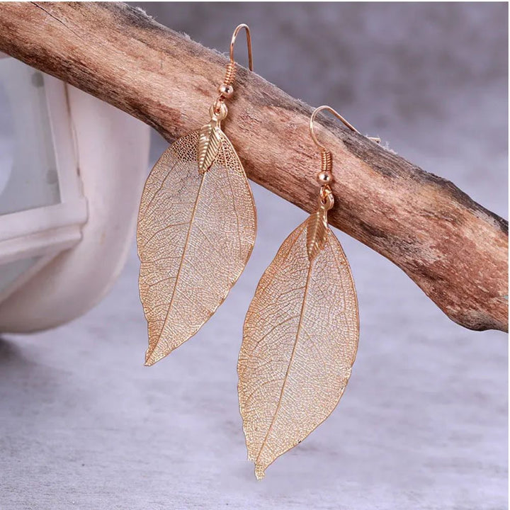PAIRE DE BOUCLES D'OREILLES EN FEUILLE D'OR