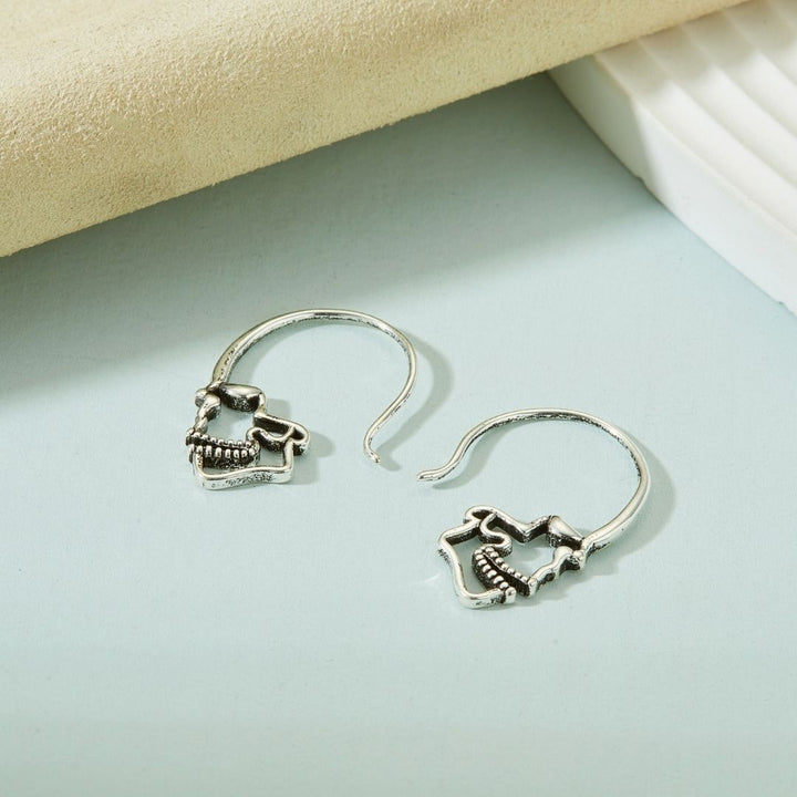 PAIRE DE BOUCLES D'OREILLES EN ARGENT EN FORME DE CRÂNE