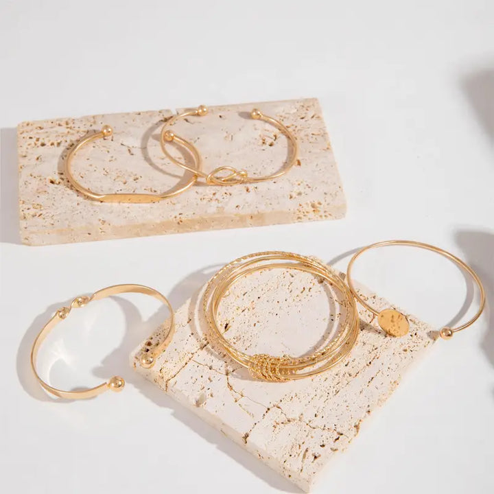 Ensemble de bracelets en or élégant, noué et sophistiqué