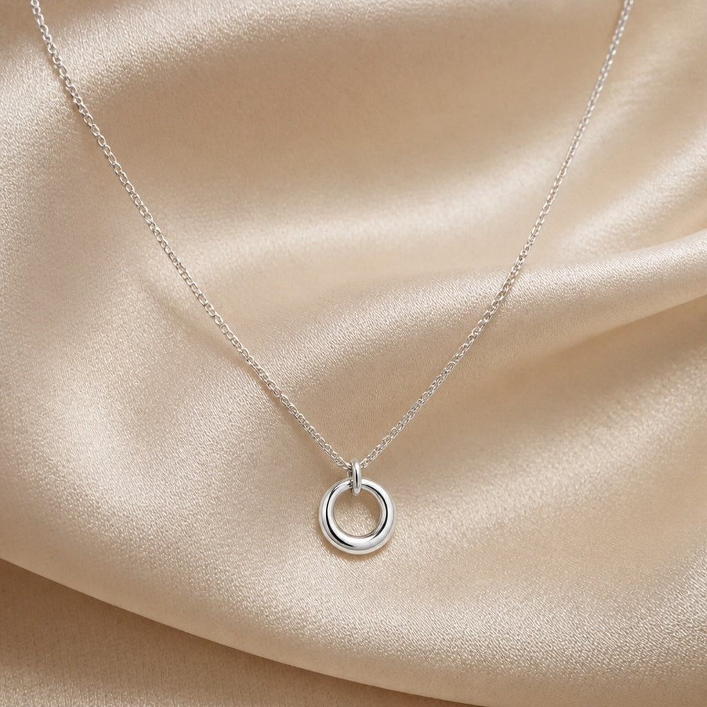 Collier en or blanc avec pendentif géométrique circulaire