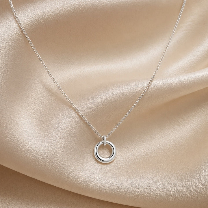 Collier en or blanc avec pendentif géométrique circulaire