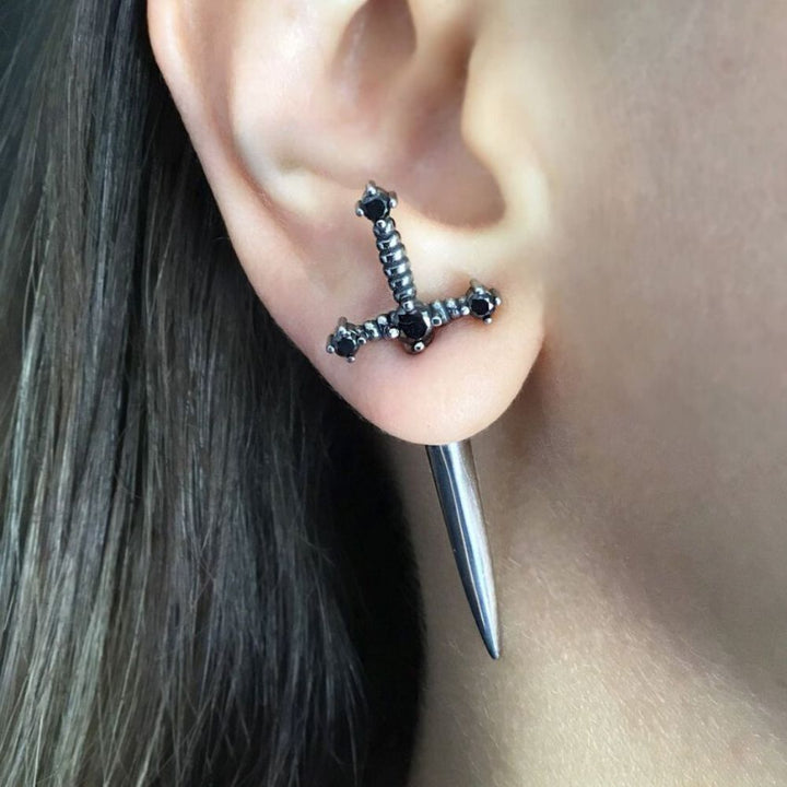 PAIRE DE BOUCLES D'OREILLES GOTHIQUES EN FORME D'ÉPÉE