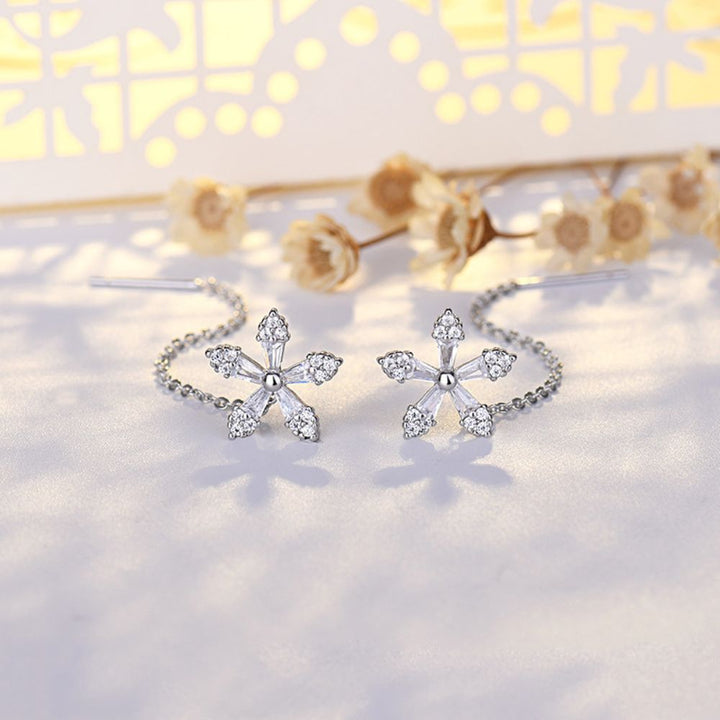 PAIRE DE BOUCLES D'OREILLES EN FIL FLEUR AVEC DIAMANTS