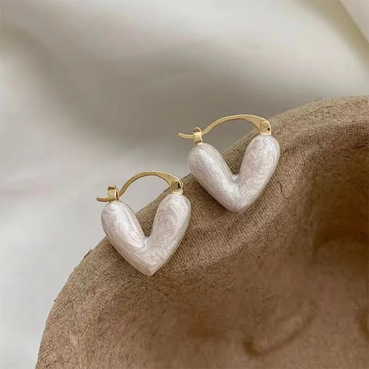 PAIRE DE BOUCLES D'OREILLES EN PERLE BLANCHE EN FORME DE CŒUR
