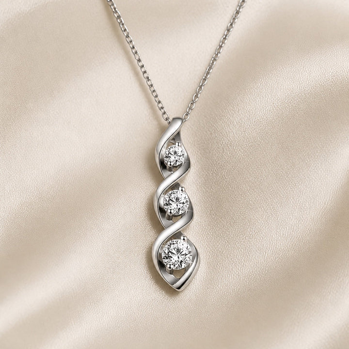 Collier en or blanc avec pendentif en forme d'infini et zircons