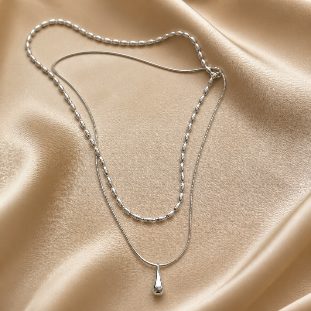 Collier à double couche en or blanc avec pendentif en goutte