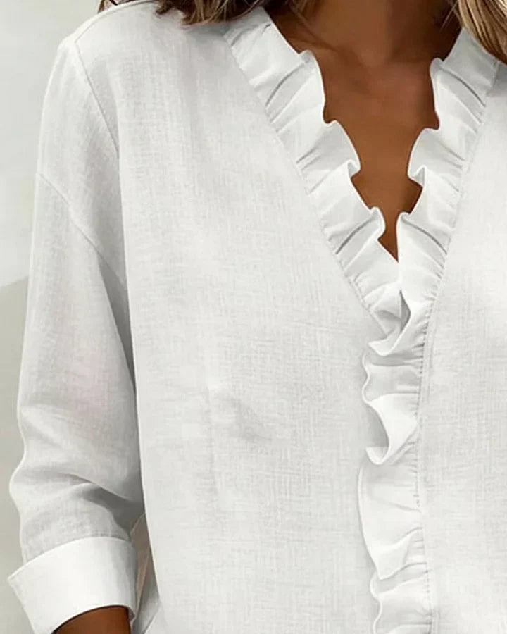 Chiara™ | Blouse à décolleté en V et volants délicats